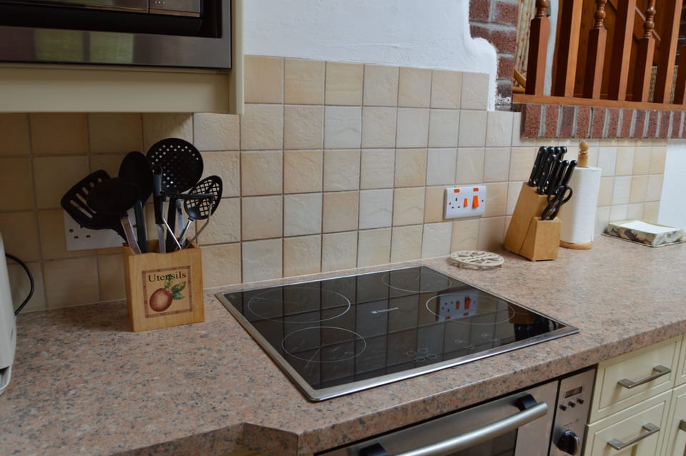 Cottage, 2 Bedrooms | Private kitchen | Fridge, microwave, oven, stovetop