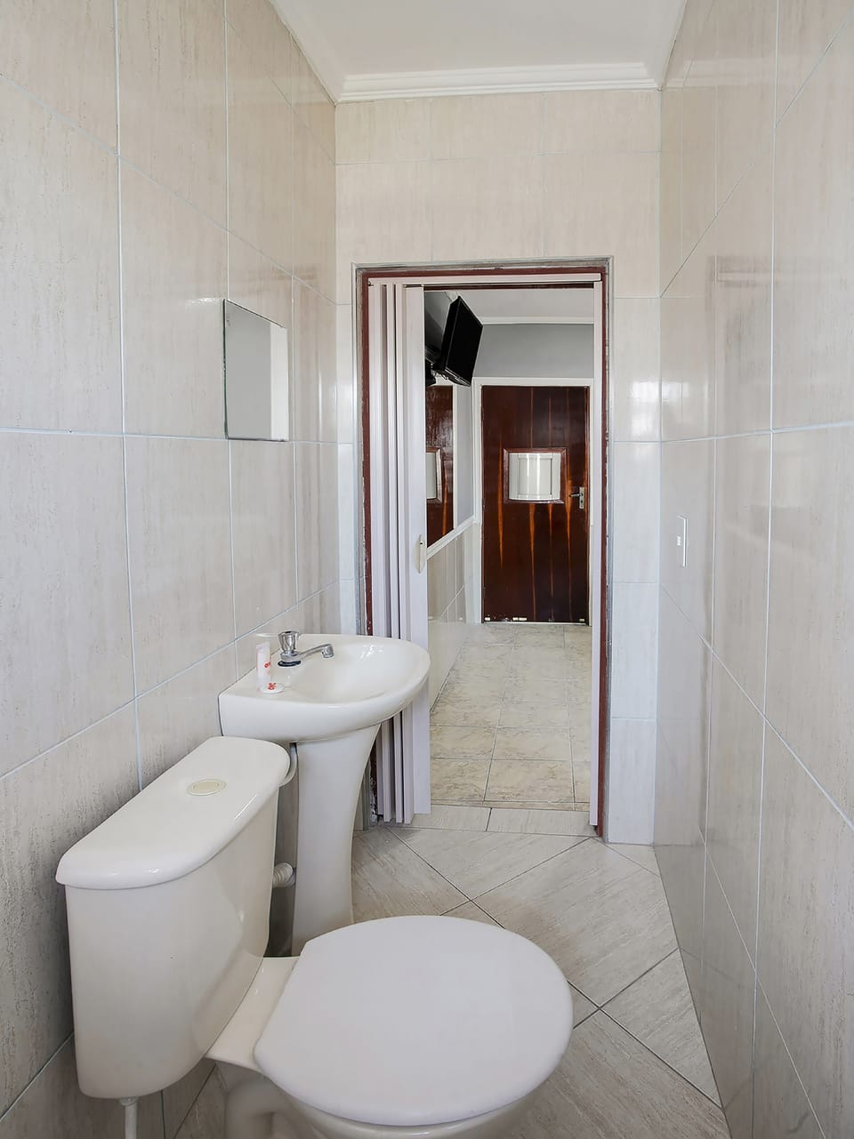 Double Room | Bathroom | Shower, towels, soap, shampoo