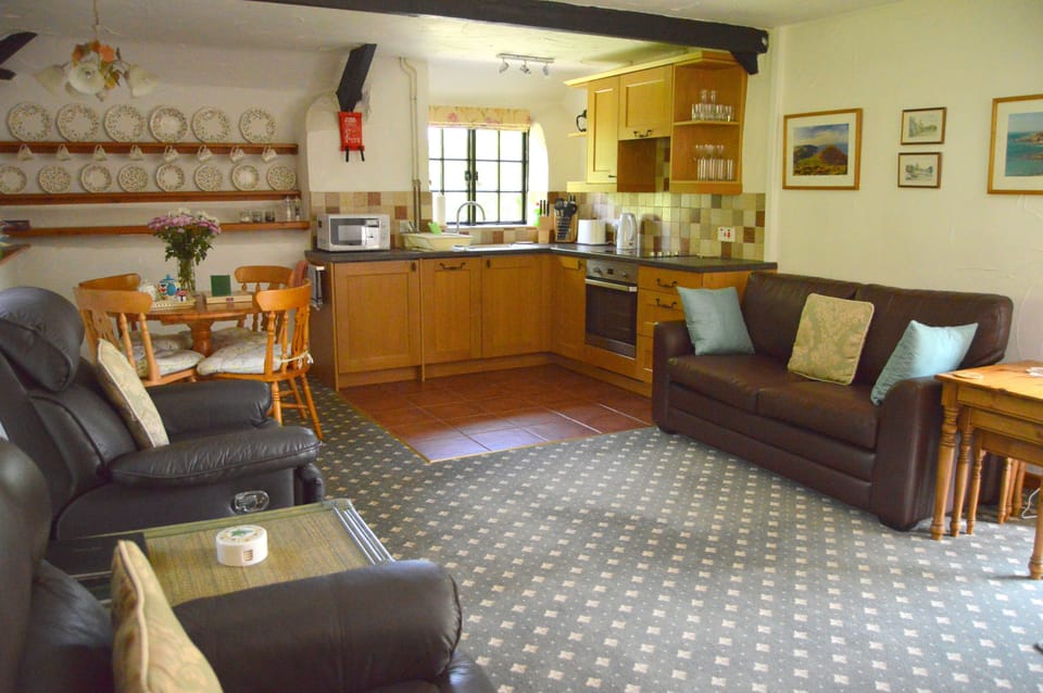 Cottage | Living area | 40-inch LCD TV with digital channels, TV, DVD player