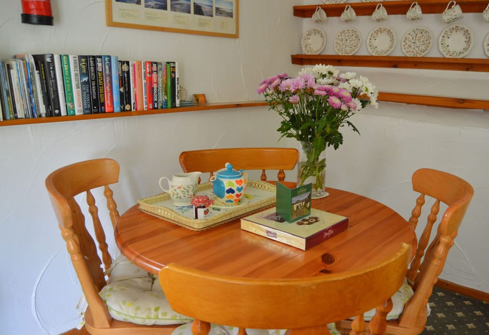 Cottage | In-room dining