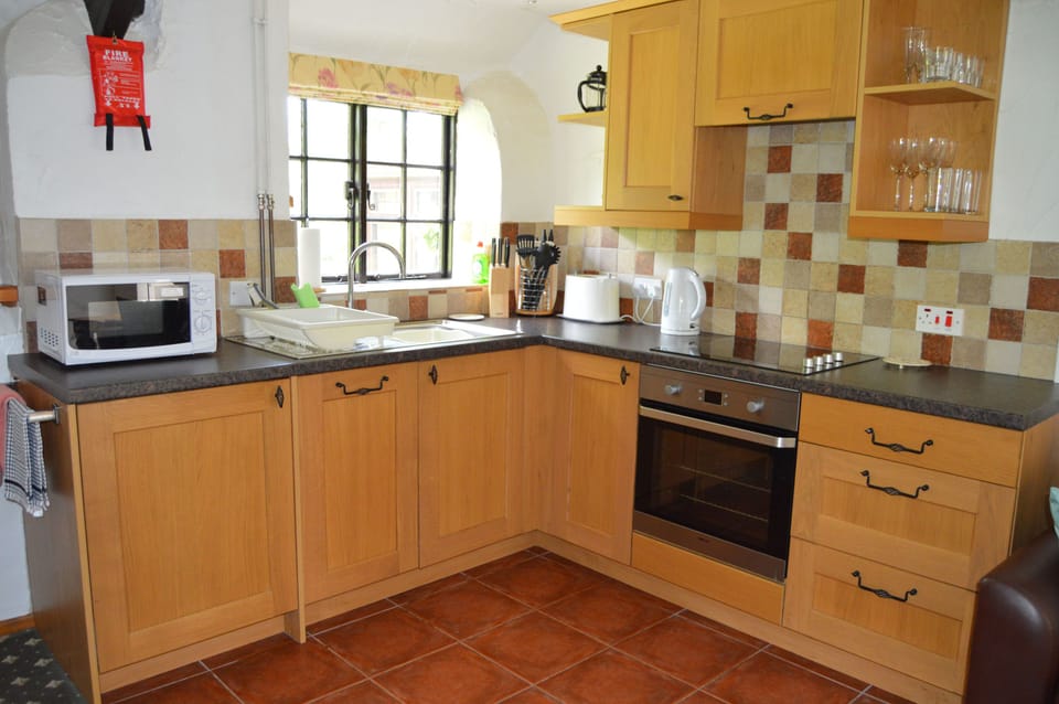 Cottage | Private kitchen | Fridge, microwave, oven, stovetop