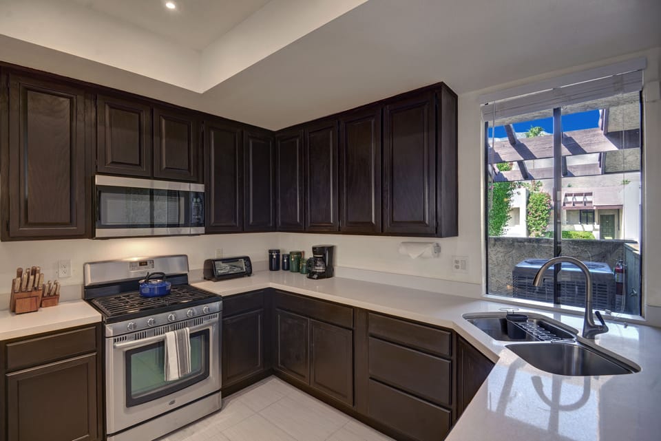 9 KITCHEN CONTINUED.jpg