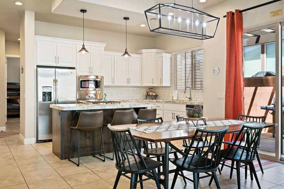 Townhome, 3 Bedrooms | Private kitchen | Fridge, microwave, oven, coffee/tea maker