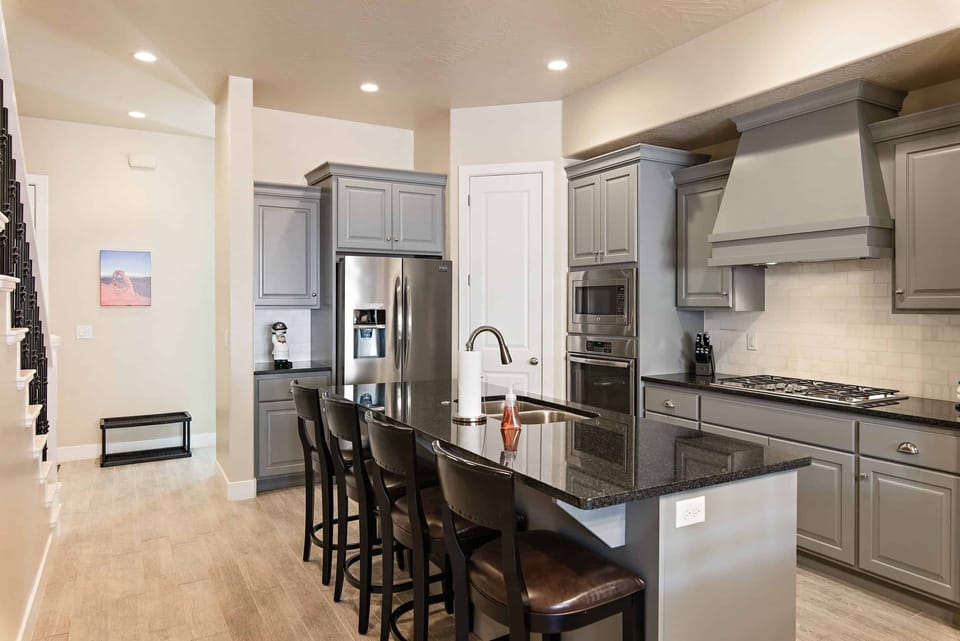 Townhome, 4 Bedrooms | Private kitchen | Fridge, microwave, oven, coffee/tea maker
