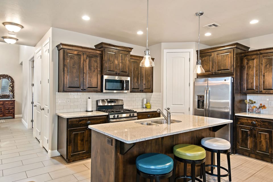Townhome, 3 Bedrooms | Private kitchen | Fridge, microwave, oven, coffee/tea maker