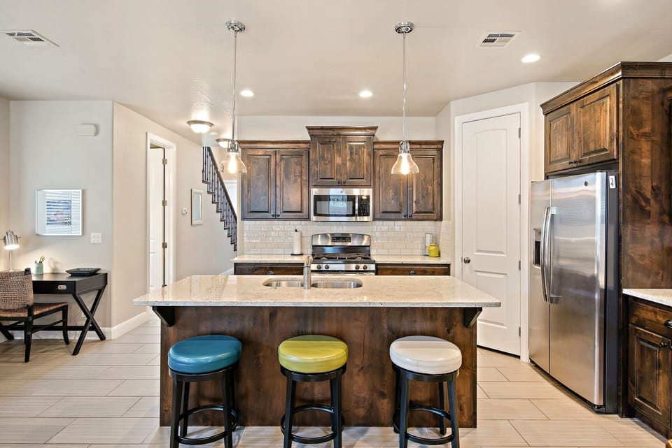 Townhome, 3 Bedrooms | Private kitchen | Fridge, microwave, oven, coffee/tea maker
