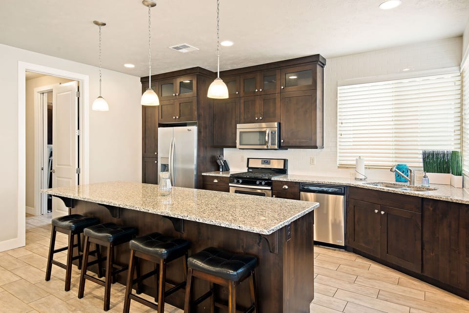 House, 4 Bedrooms | Private kitchen | Fridge, microwave, oven, stovetop
