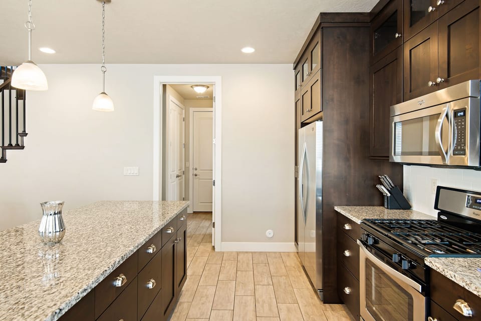 House, 4 Bedrooms | Private kitchen | Fridge, microwave, oven, stovetop