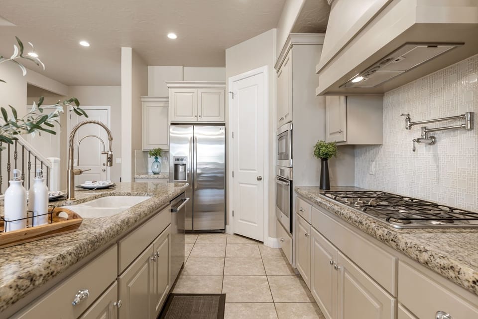 Townhome, 4 Bedrooms | Private kitchen | Fridge, microwave, oven, coffee/tea maker