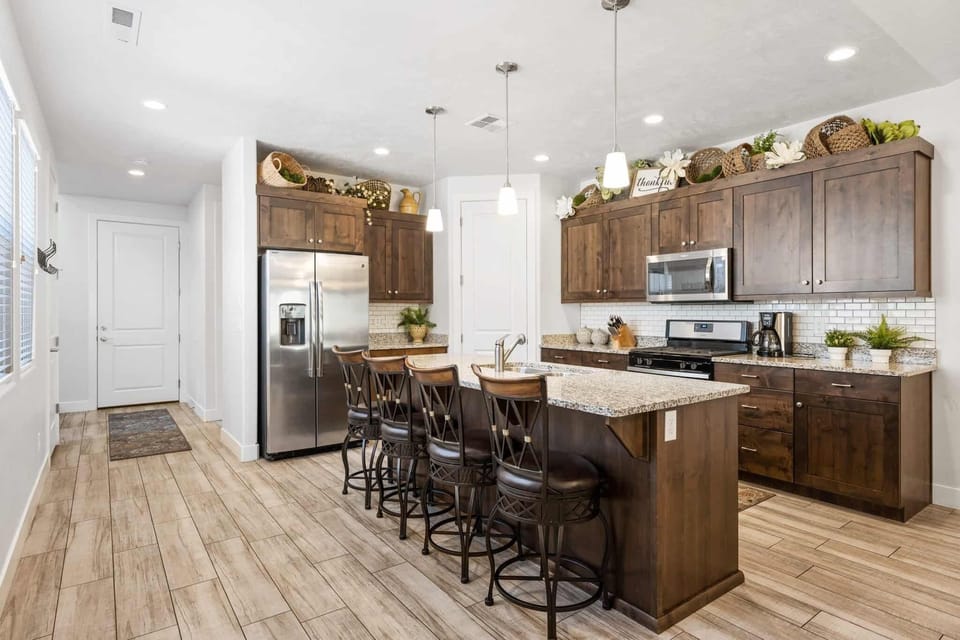 Townhome, 3 Bedrooms | Private kitchen | Fridge, microwave, oven, coffee/tea maker