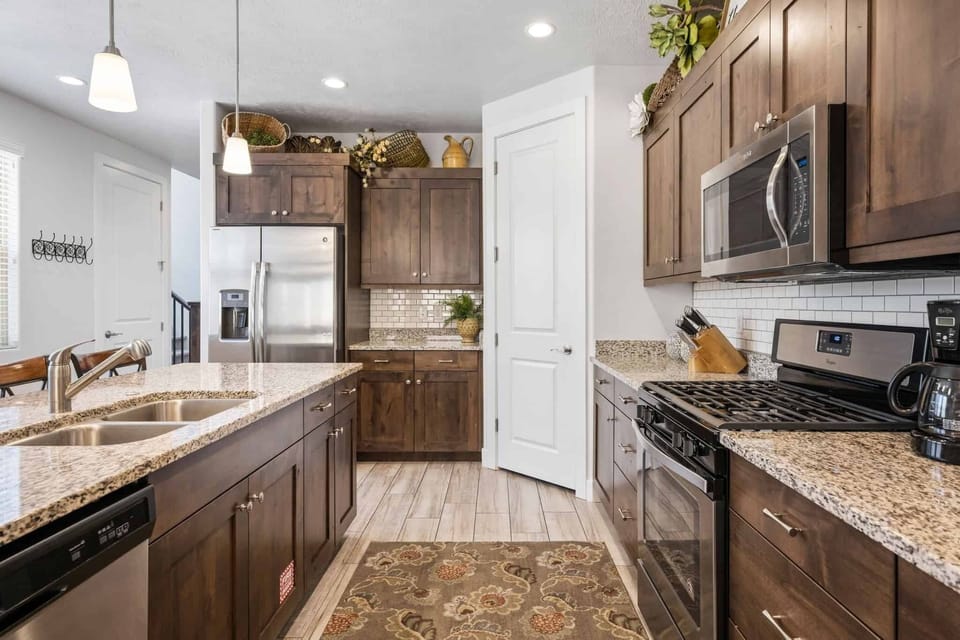 Townhome, 3 Bedrooms | Private kitchen | Fridge, microwave, oven, coffee/tea maker
