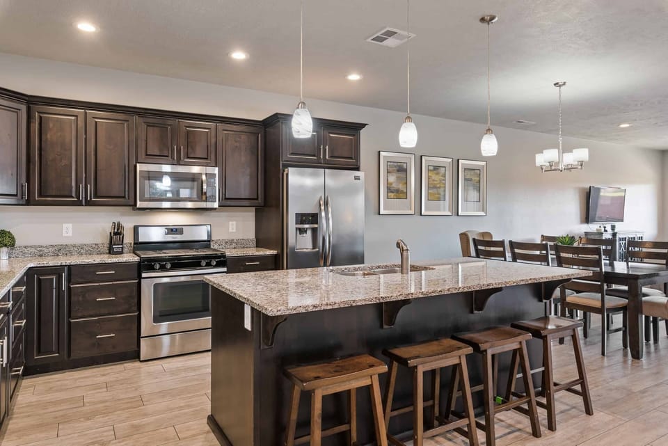 Townhome, 4 Bedrooms | Private kitchen | Fridge, microwave, oven, coffee/tea maker