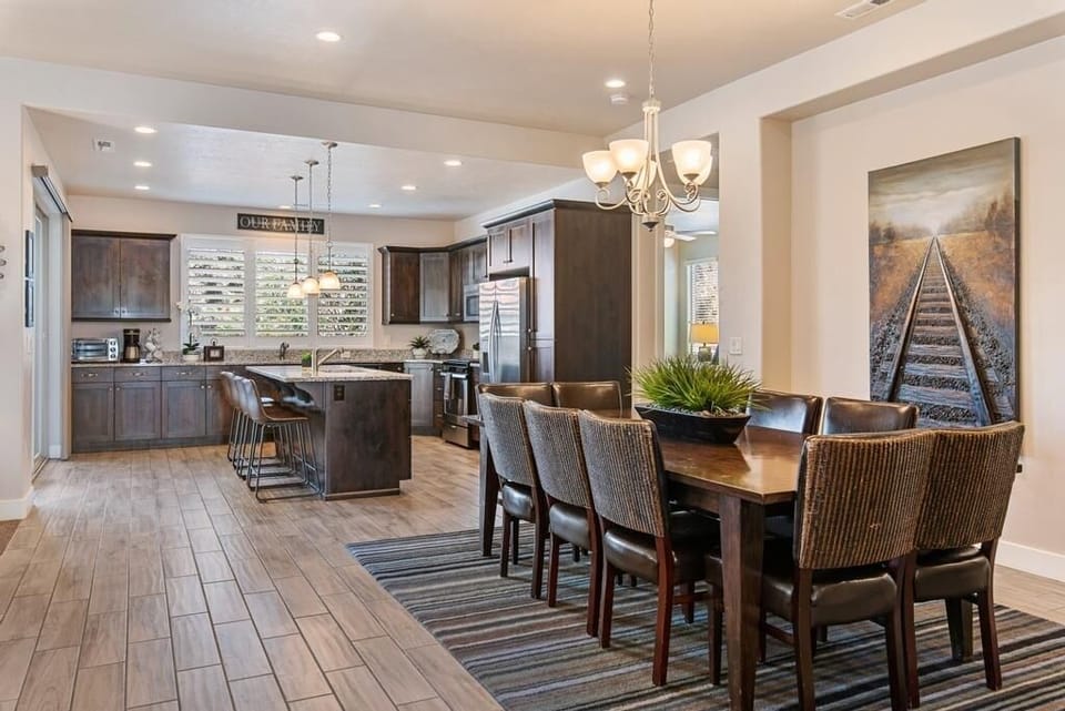 House, 5 Bedrooms | Dining