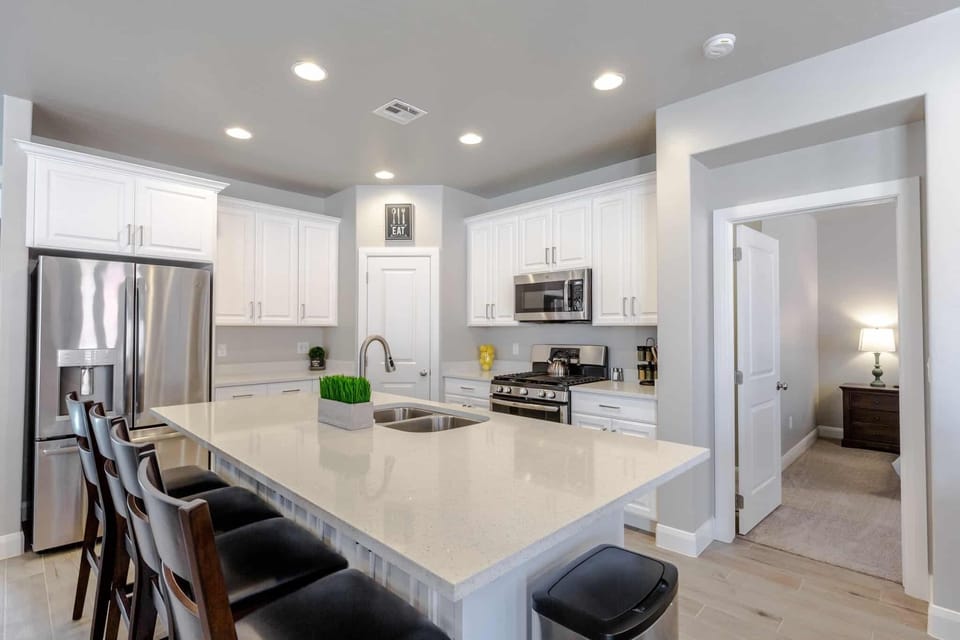 Townhome, 4 Bedrooms | Private kitchen | Fridge, microwave, oven, coffee/tea maker