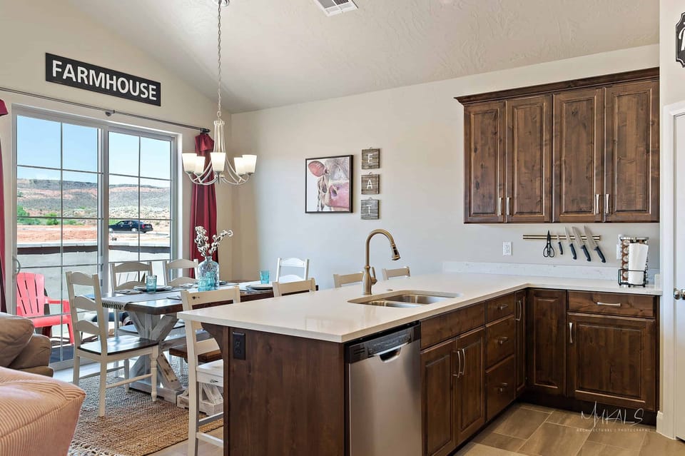 Townhome, 3 Bedrooms | Private kitchen | Fridge, microwave, oven, coffee/tea maker