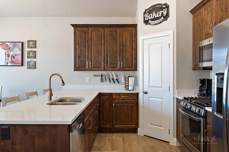 Townhome, 3 Bedrooms | Private kitchen | Fridge, microwave, oven, coffee/tea maker