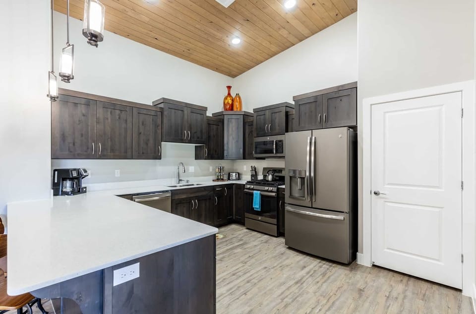 Condo, 4 Bedrooms | Private kitchen | Fridge, microwave, oven, coffee/tea maker