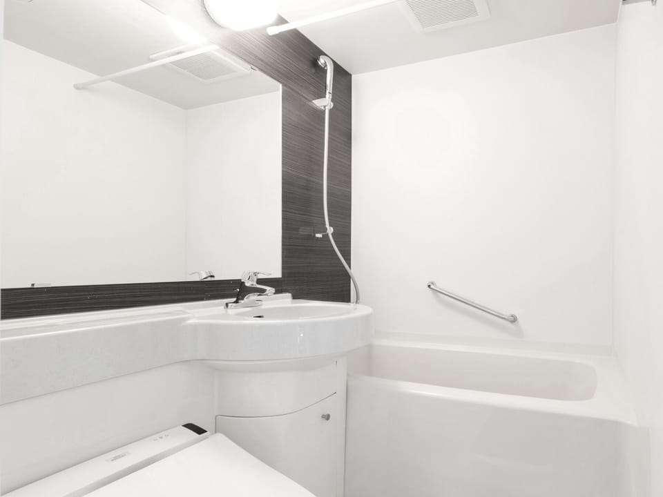Combined shower/tub, deep soaking tub, free toiletries, hair dryer