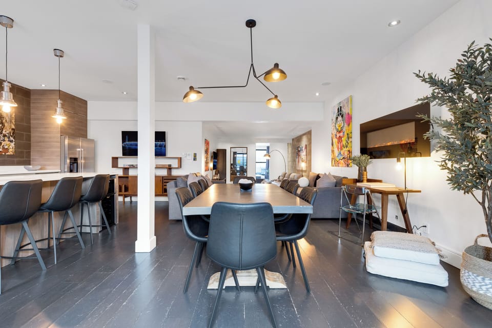 Premium Apartment, Multiple Beds, Patio, City View (Plateau Suite 1219) | In-room dining