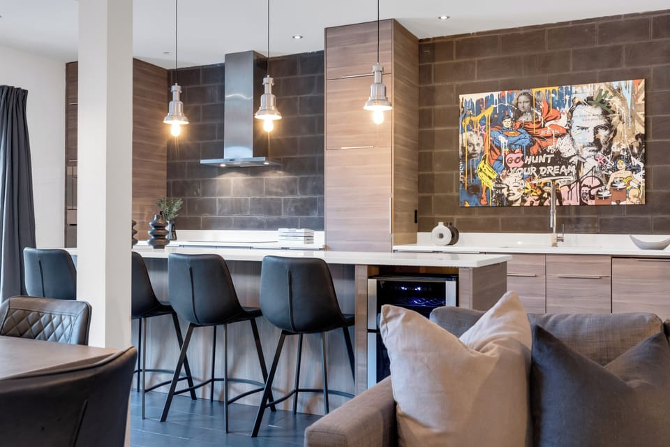 Premium Apartment, Multiple Beds, Patio, City View (Plateau Suite 1219) | In-room dining
