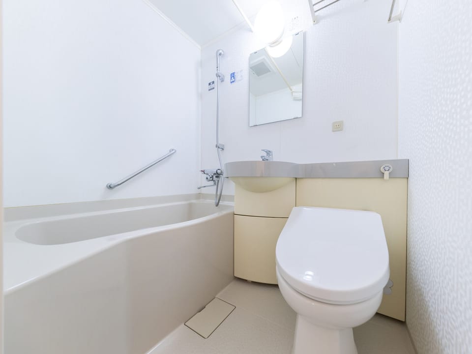 Combined shower/tub, free toiletries, hair dryer, slippers