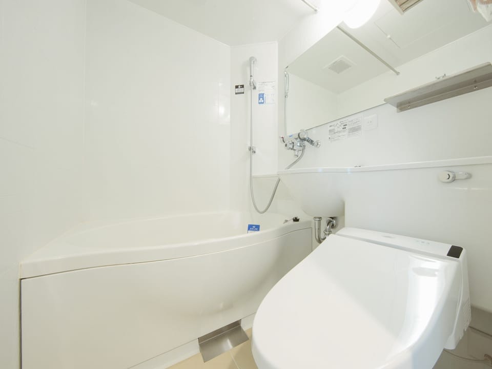 Combined shower/tub, deep soaking tub, free toiletries, hair dryer