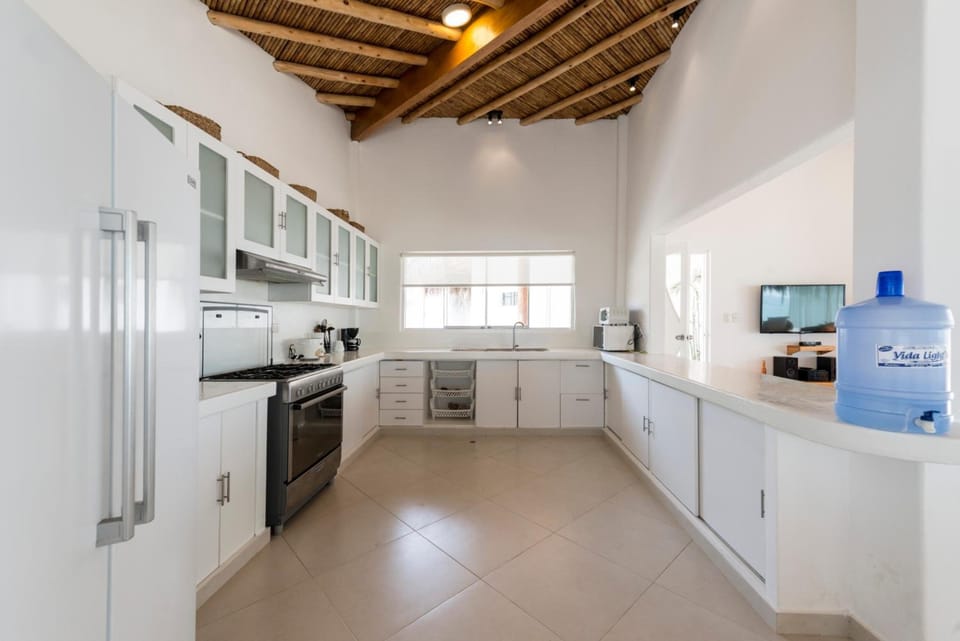 Full-size fridge, microwave, oven, stovetop