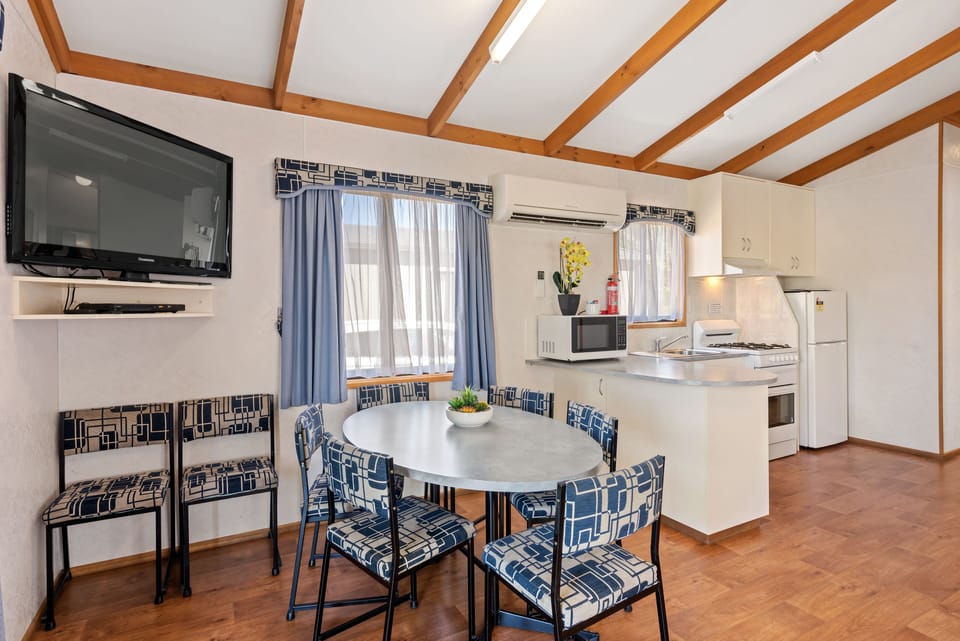 Deluxe 3 Bedroom Waterfront Cabin | In-room dining