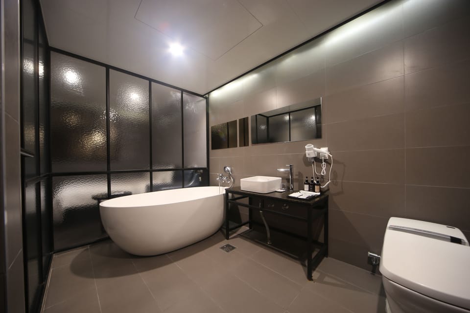 Standard Single Room | Bathroom | Free toiletries, hair dryer, bathrobes, slippers