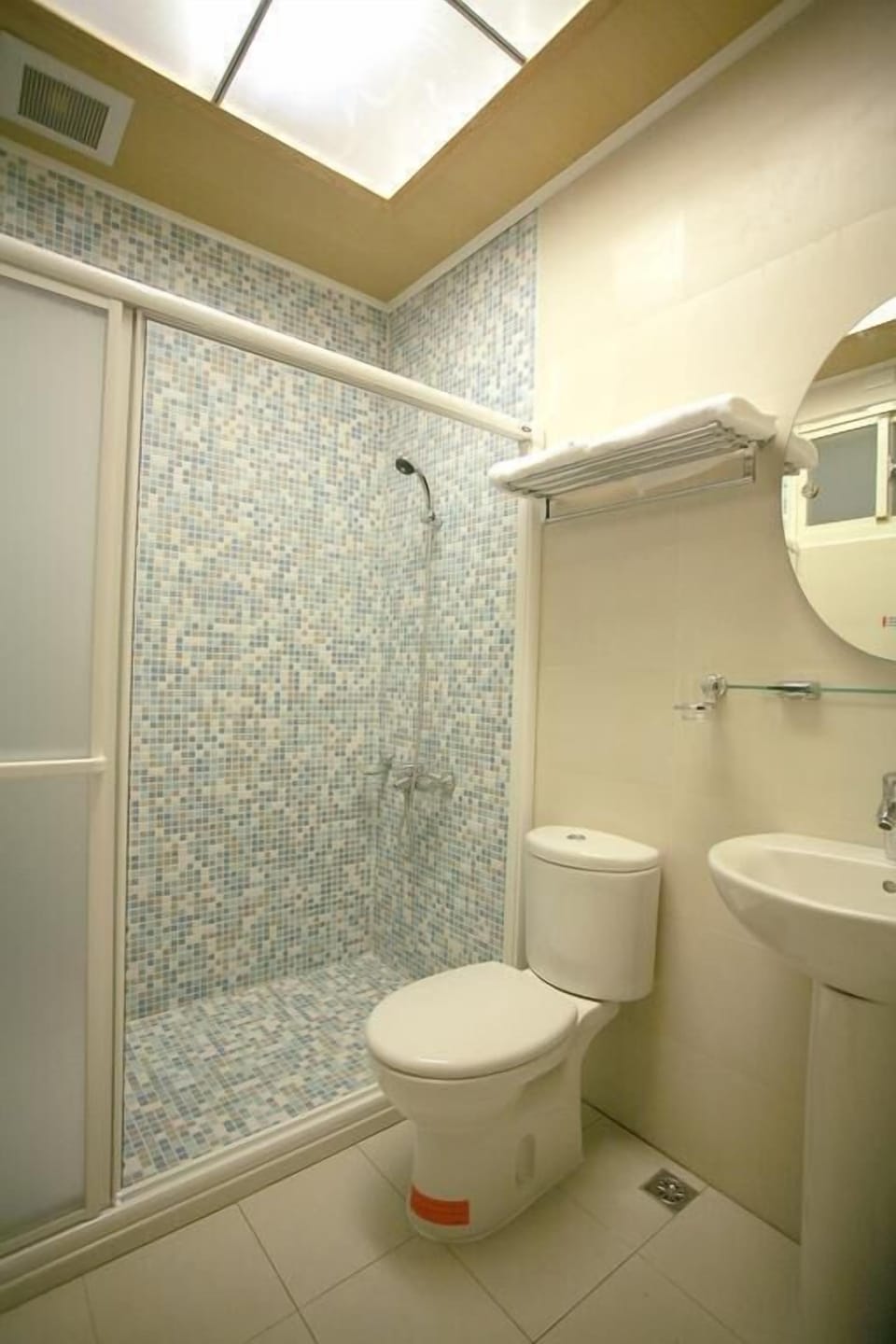 Double Room | Bathroom | Shower, free toiletries, hair dryer, slippers