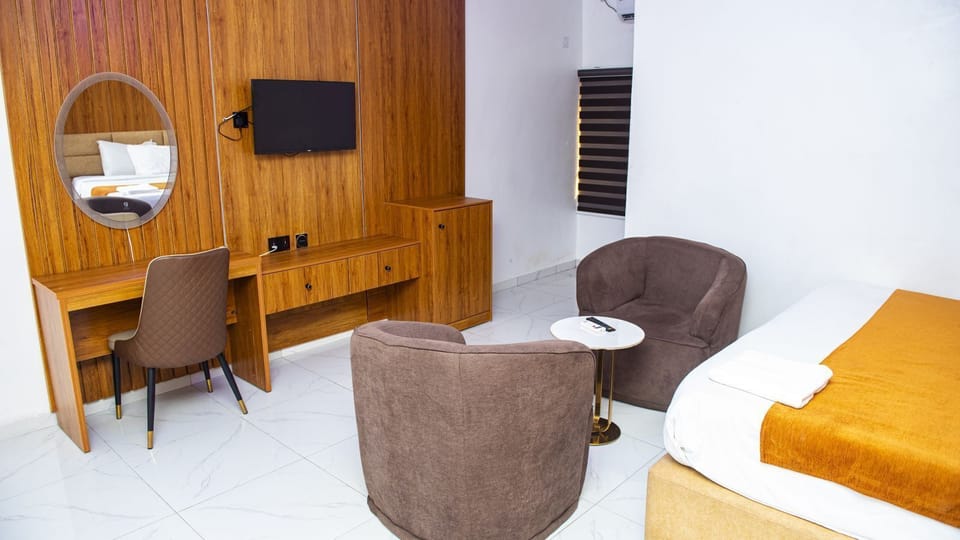 Deluxe Room | In-room safe, individually decorated, individually furnished, desk