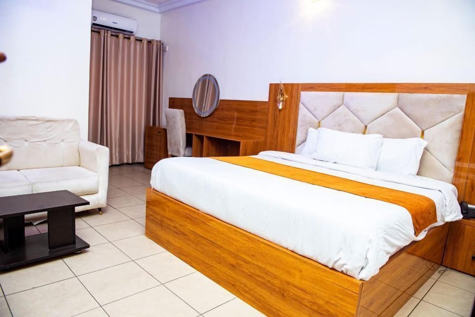Standard Room | In-room safe, individually decorated, individually furnished, desk
