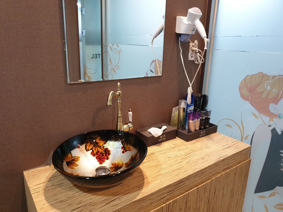Bathroom sink