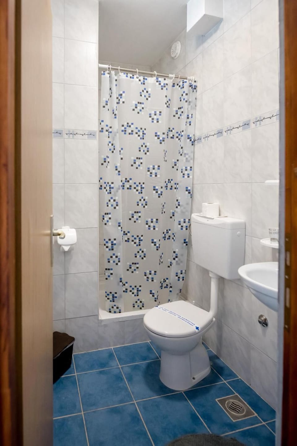 Shower, eco-friendly toiletries, hair dryer, towels