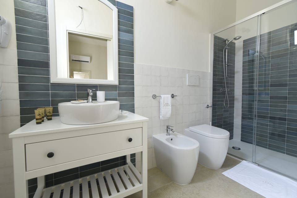 Family Quadruple Room | Bathroom | Shower, rainfall showerhead, free toiletries, hair dryer