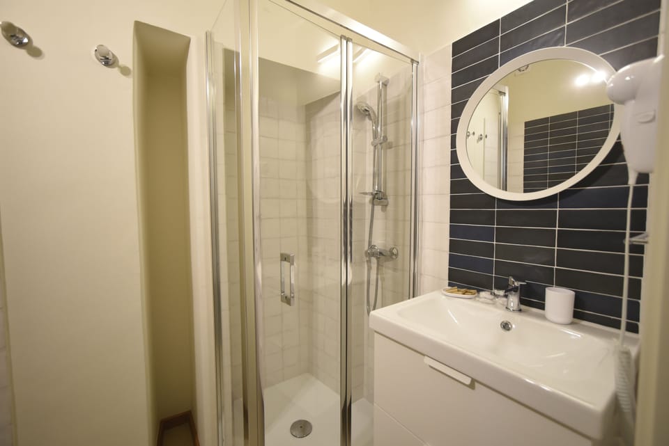 Triple Room | Bathroom | Shower, rainfall showerhead, free toiletries, hair dryer
