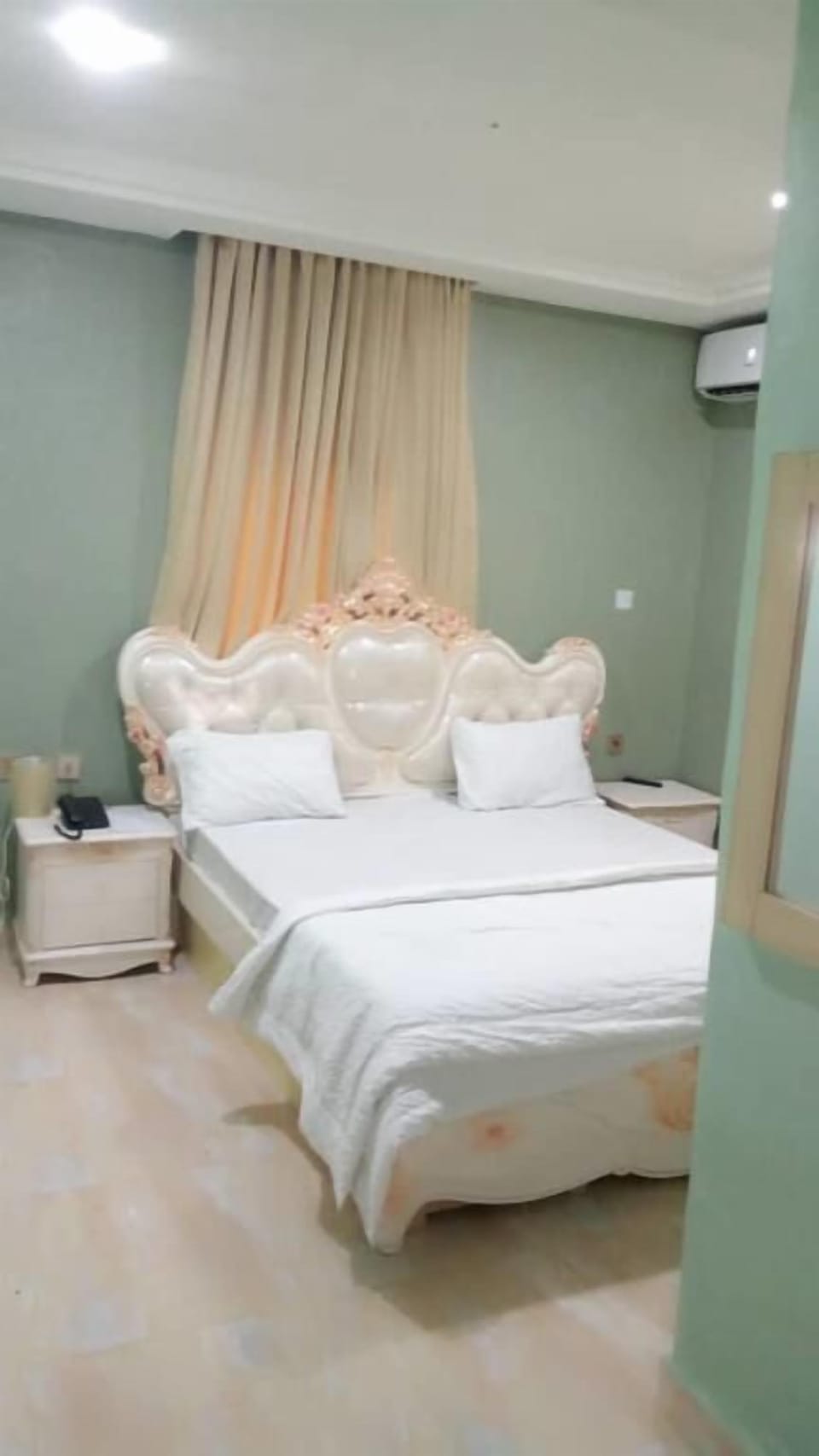 Business Room | Desk, laptop workspace, free WiFi, bed sheets
