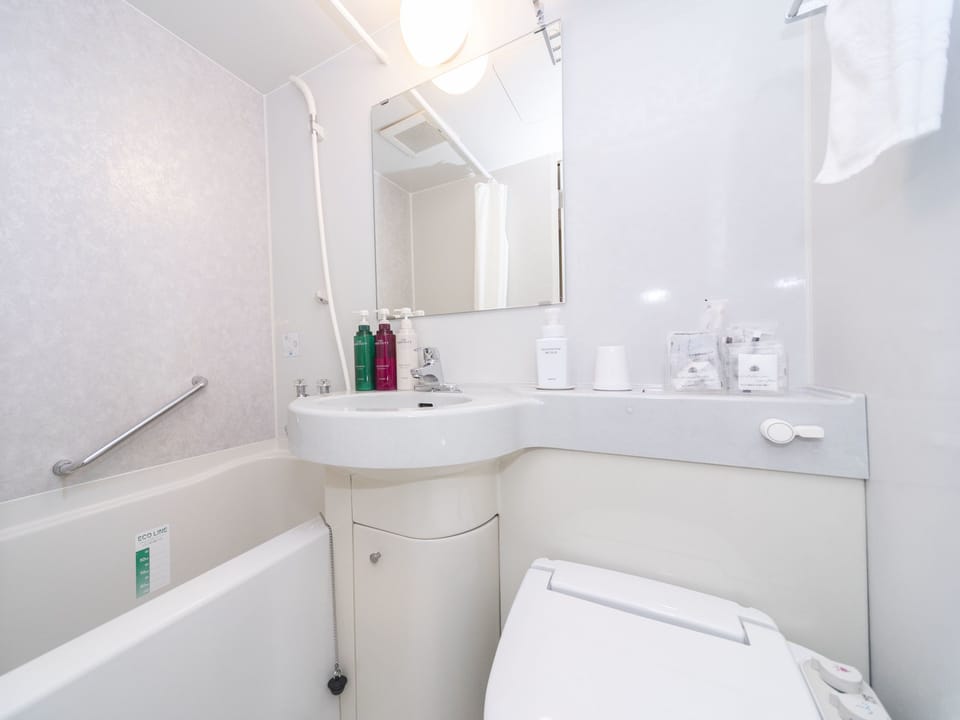 Combined shower/tub, deep soaking tub, free toiletries, hair dryer