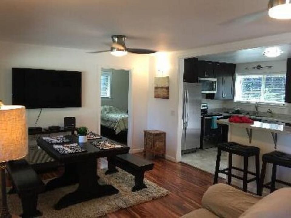 Family House, Private Bathroom, Lagoon View (Aaron's Beach House Priva) | Living room | Flat-screen TV