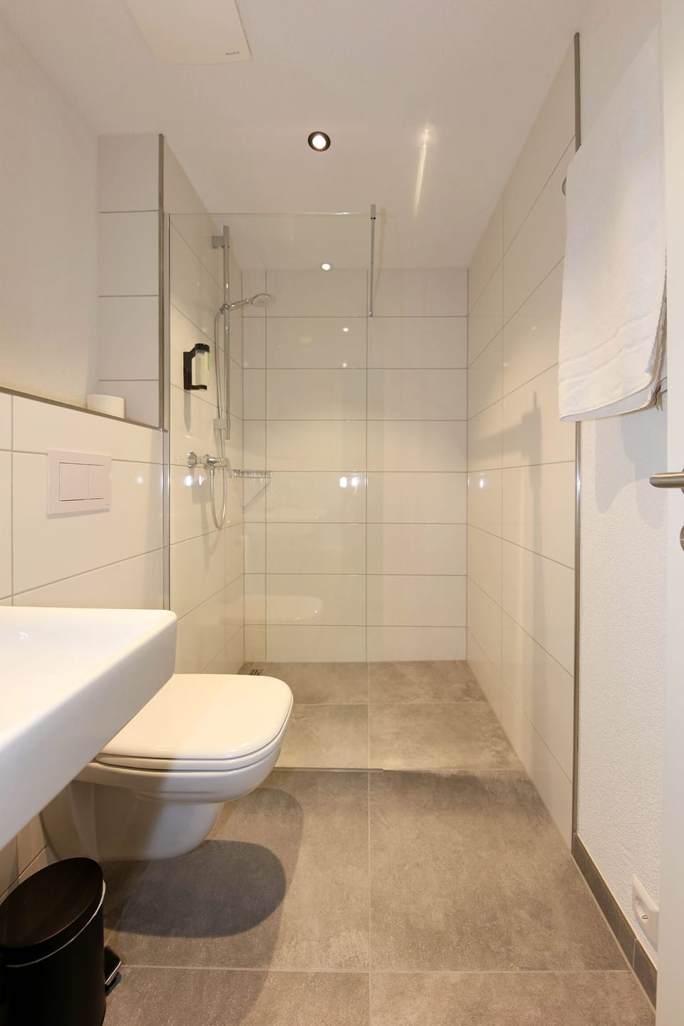 Double Room | Bathroom | Shower, free toiletries, hair dryer