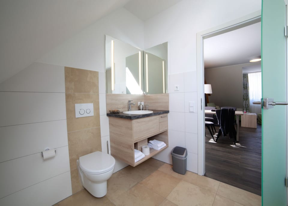 Studio | Bathroom | Shower, hair dryer, towels