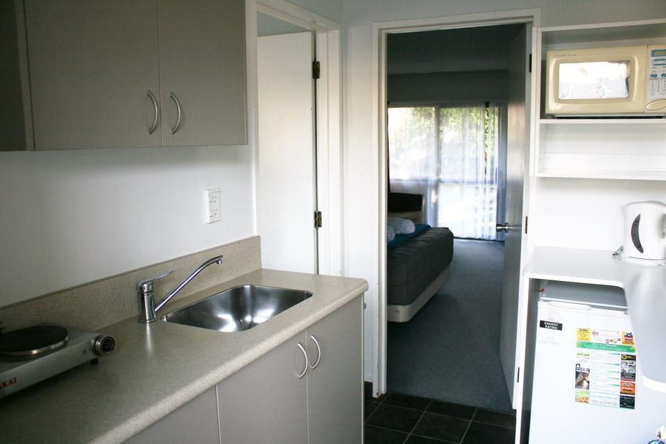 Studio Suite, 1 King Bed, Kitchenette | Private kitchenette | Fridge, microwave, stovetop, coffee/tea maker