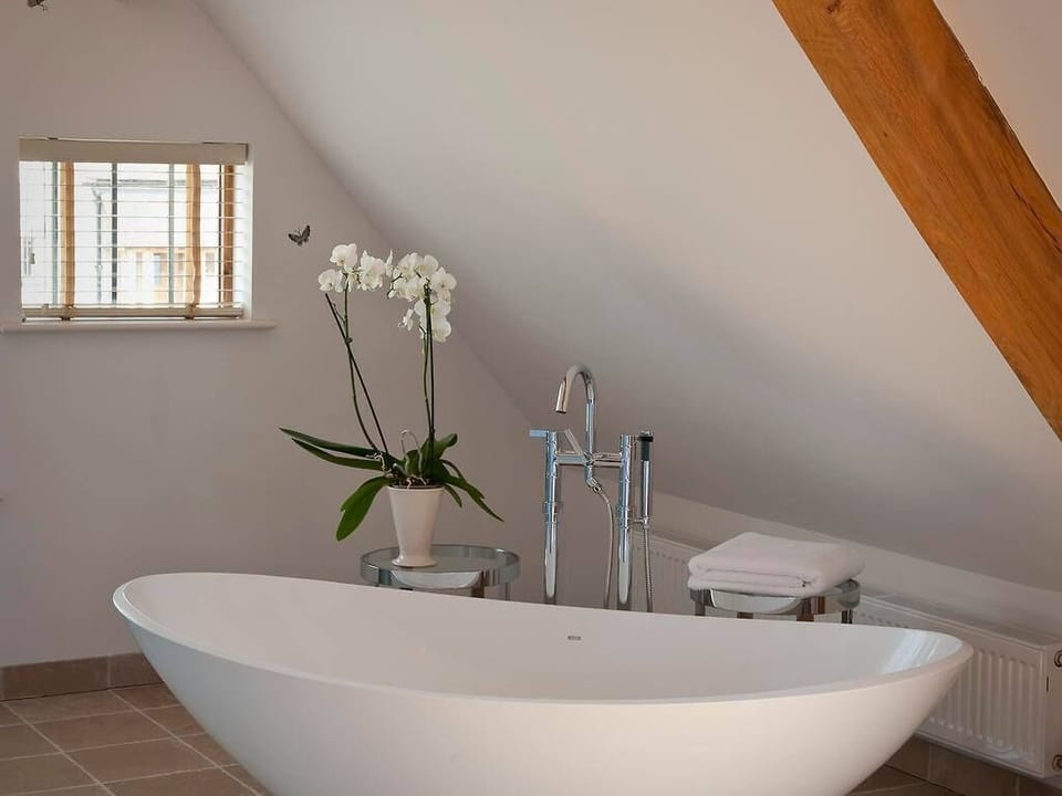 Deluxe Double Room | Deep soaking bathtub