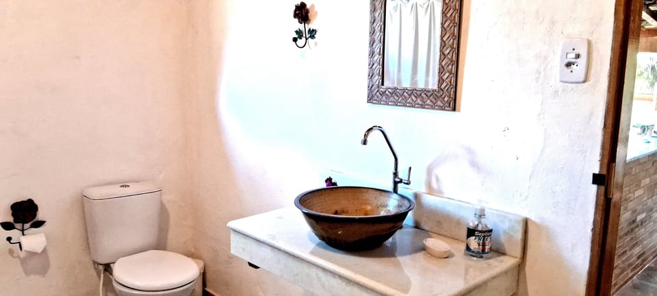 Comfort Cabin | Bathroom | Shower, towels
