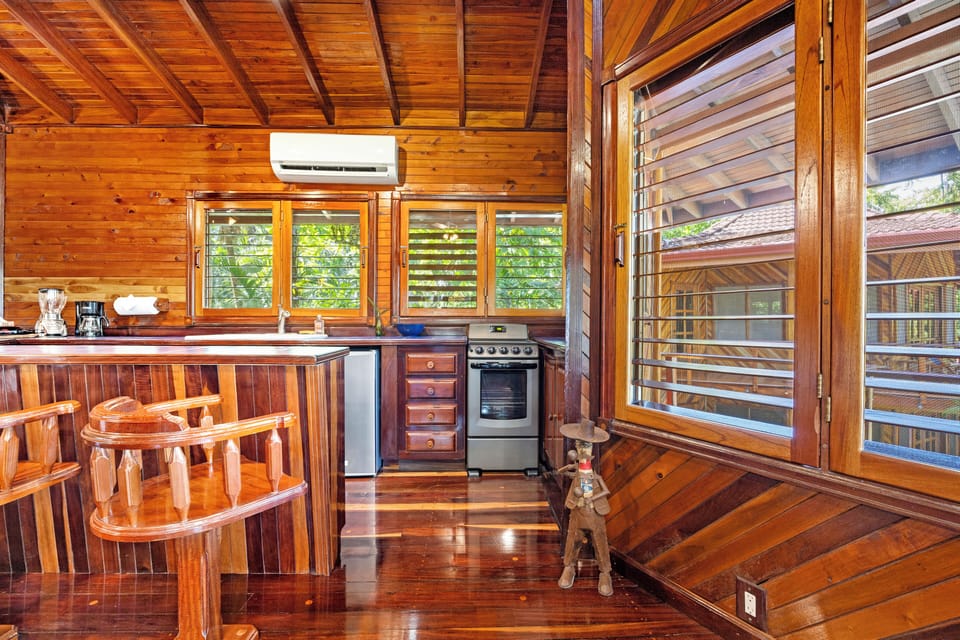 Standard Room, Upper Suite | Private kitchen | Fridge, stovetop, coffee/tea maker, cookware/dishes/utensils