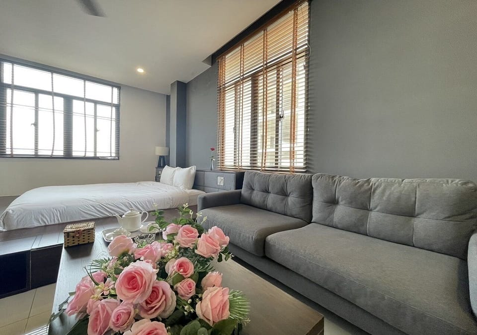 Deluxe Studio Suite, 1 Bedroom (II) | Living area | TV