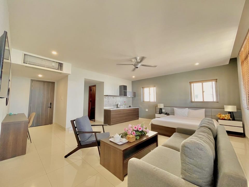 Deluxe Studio Suite, 1 Bedroom (II) | Minibar, desk, laptop workspace, soundproofing