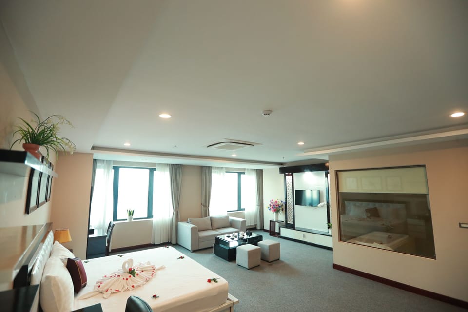 Junior Suite | Minibar, desk, laptop workspace, blackout drapes