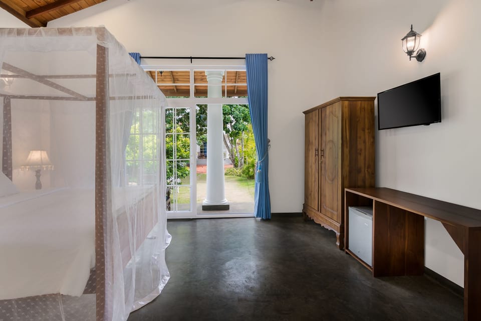 Luxury Room | 1 bedroom, individually furnished, laptop workspace, iron/ironing board