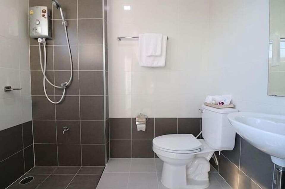 Shower, hydromassage showerhead, towels
